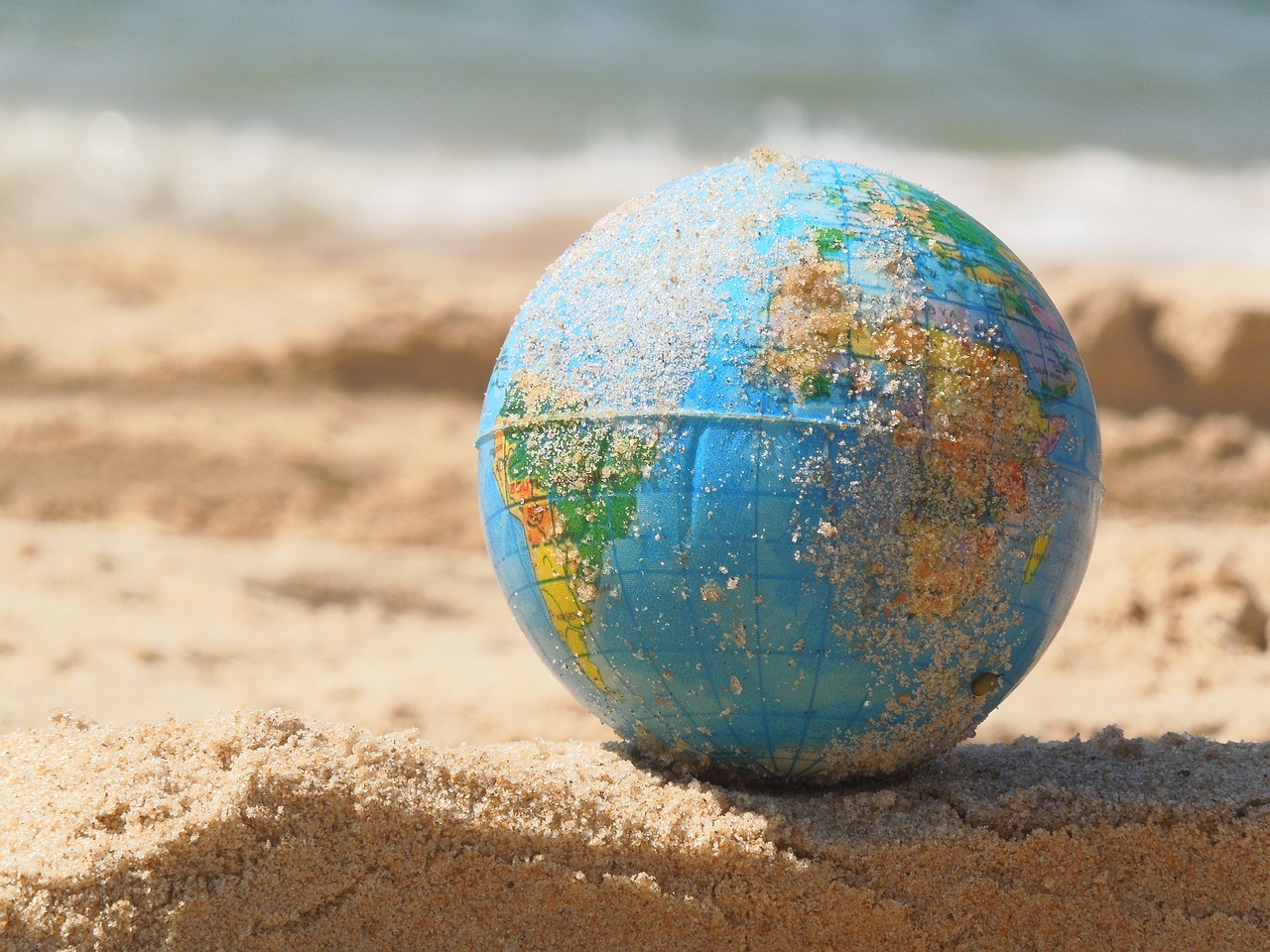 globe-gc305d921a_1280 Weltkugel im Sand